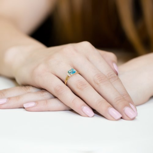 Pierścionek z Topazem 1,40ct i Brylantami z białego złota próby 585. W-0103BT